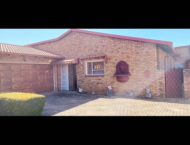 3 BEDROOM TOWNHOUSE FOR SALE IN EDLEEN